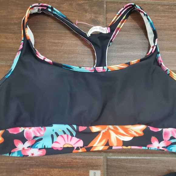 High-waisted biking size xs bottoms and small top never worn - Picture 3 of 3